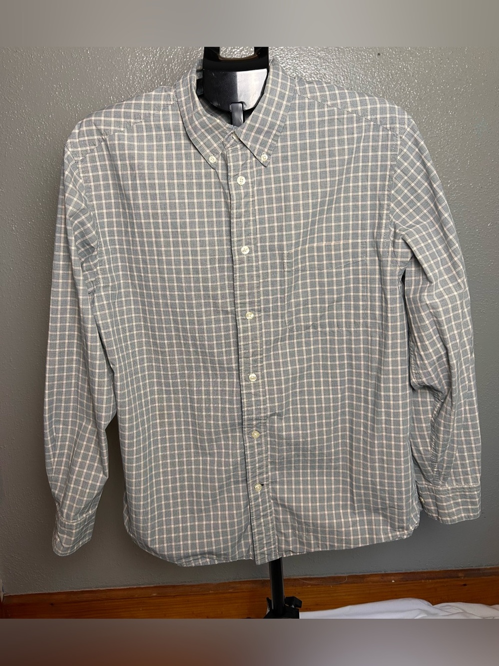 Old Navy Men's Light Gray and White Plaid Button-Down Shirt